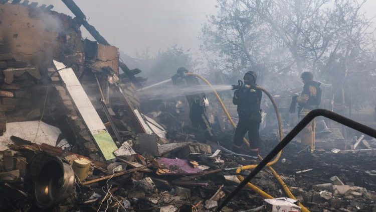 Equipes de resgate ucranianas trabalham no local de um ataque de míssil a um prédio privado em Cherkaska Lozova, região de Kharkiv, nordeste da Ucrânia, 31 de agosto de 2024. EPA/SERGEY KOZLOV