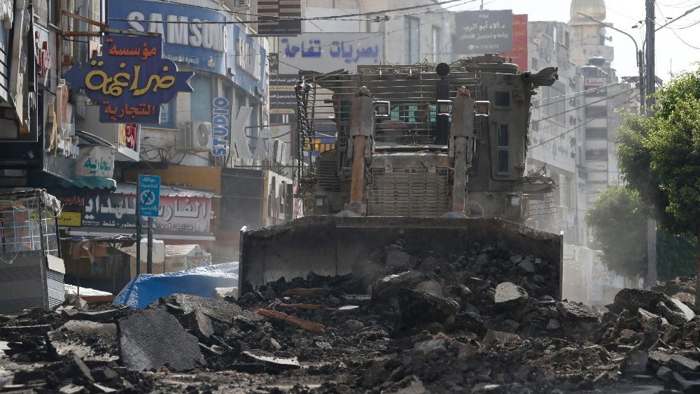    Un bulldozer israeliano in azione a Jenin, in Cisgiordania