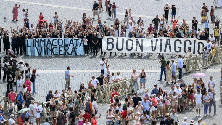 Papež vernikom na Trgu sv. Petra: »Jutri bom začel apostolsko potovanje v nekatere azijske države. Prosim za molitev za sadove tega potovanja.«