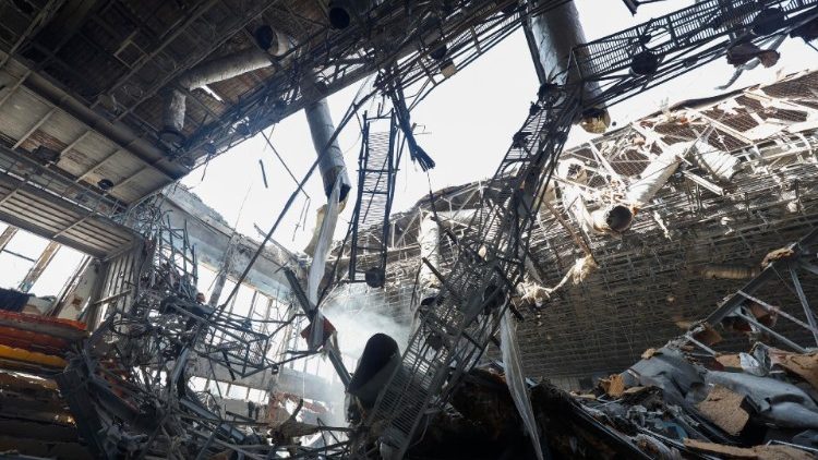 Uma vista dos danos no local de um ataque de foguete em um complexo esportivo em Kharkiv, nordeste da Ucrânia, 01 de setembro de 2024. EPA/SERGEY KOZLOV