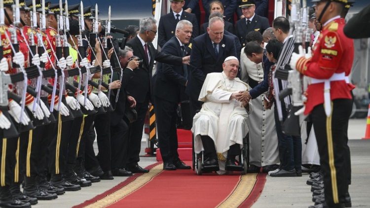 Ferenc pápa Jakarta repülőterén 