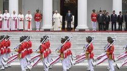 Официалната церемония по посрещането на папа Франциск в Индонезия