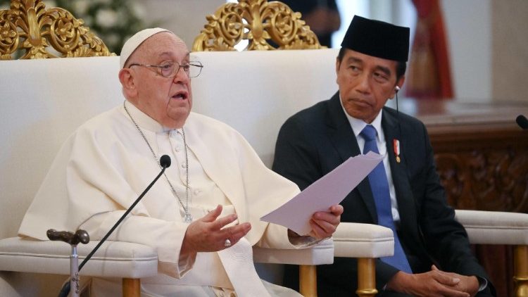 Spontanie z przedstawicielami indonezyjskich władz i społeczeństwa