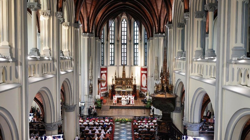 O Papa Francisco (C) se encontra com membros da comunidade católica na Catedral de Jacarta, em Jacarta, Indonésia, 04 de setembro de 2024. EPA/YASUYOSHI CHIBA / POOL