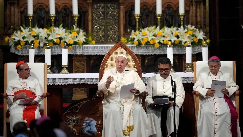 Kardinal Ignatius Suharyo, links,  mit Papst Franziskus (mitte)  beim Treffen mit Ordensleuten, Bischöfen, Priestern, Seminaristen, Diakonen, Katechisten  in der Kathedrale „Mariä Himmelfahrt"