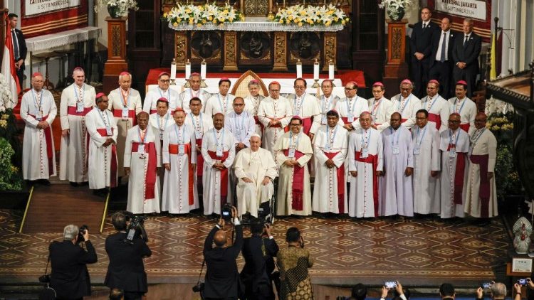 संत पापा धर्माधअयक्षों और पुरोहितों के साथ