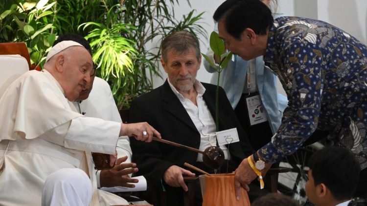 A p&aacute;pa jelk&eacute;pesen el&uuml;ltet egy mangrove f&aacute;t