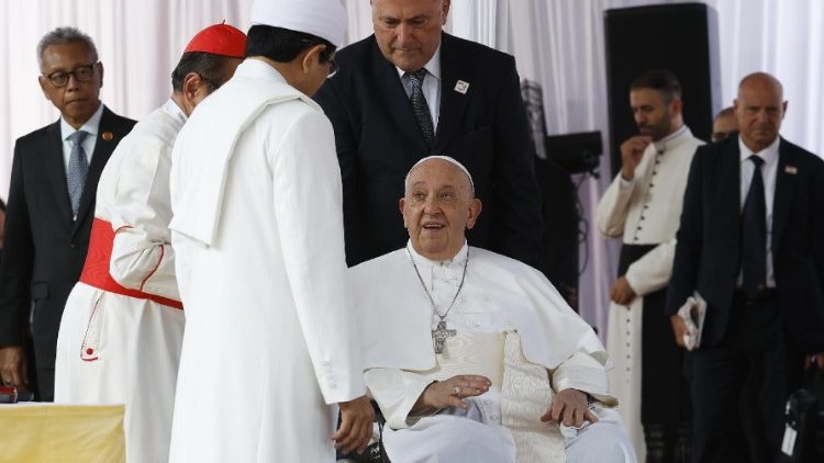 Kardinal Suharyo (Hintergrund links) und Großimam Nasaruddin Umar (links) Seite an Seite bei der interreligiösen Begegnung mit Papst Franziskus (rechts, sitzend)
