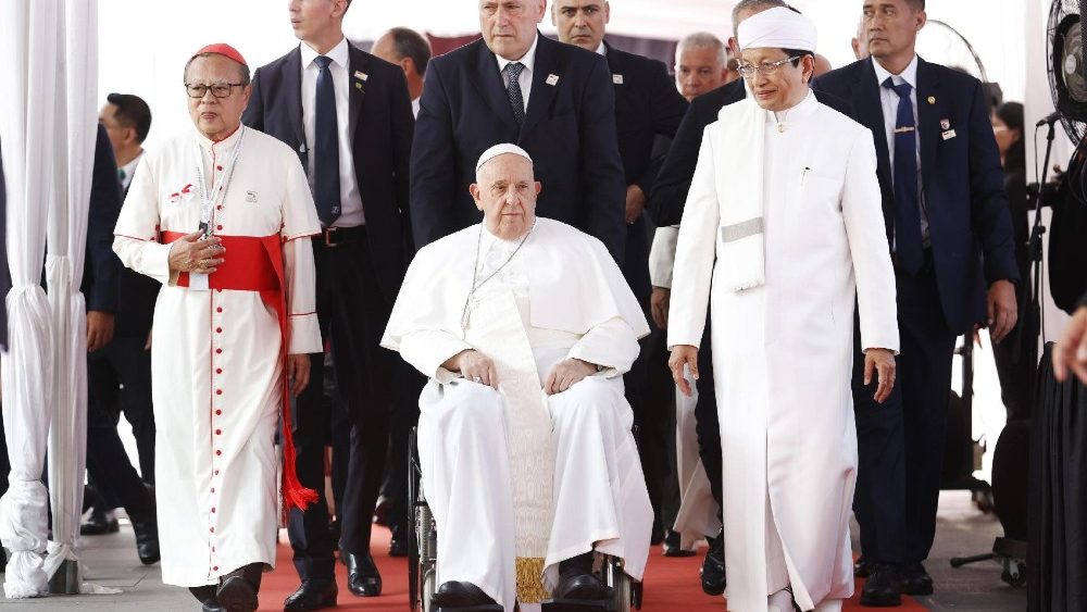 Kardinal Ignatius Suharyo, links, mit Papst Franziskus (mitte) und dem Imam Nasaruddin Umar (rechts) bei der Ankunft zum interreligiösen Treffen in der „Istiqlal“-Moschee  in Jakarta (5.9.)