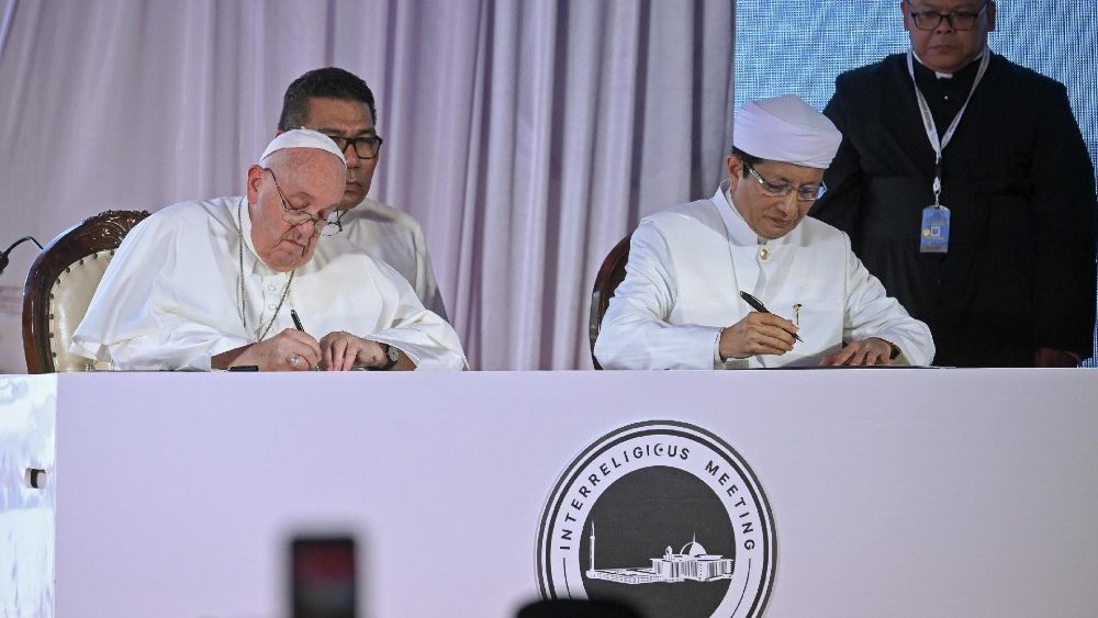 Fotogalerie z papežovi návštěvy ve Velké mešitě v Jakartě a z podpisu společného prohlášení