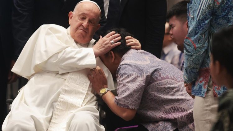 Папа падчас сустрэчы з каталіцкім духавенствам і катэхетамі Інданезіі