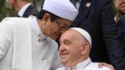 Franziskus mit dem Imam der größten Moschee von Jakarta am Donnerstag