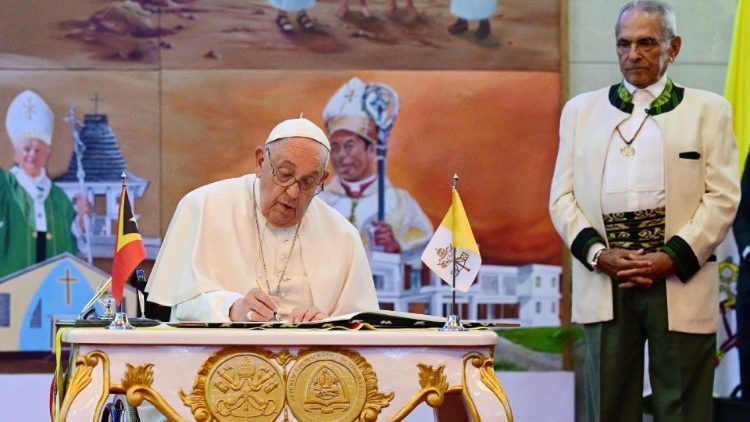 A Szentatya al&aacute;&iacute;rja a vend&eacute;gk&ouml;nyvet