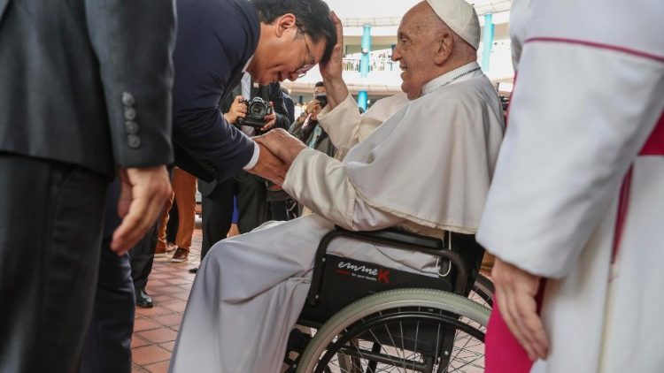 सिगापुर में संत पापा एक अधिकारी को आशीर्वाद देते हुए