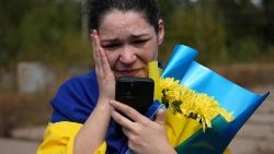 Bei einem Gefangenenaustausch: Angehörige eines ukrainischen Kriegsgefangenen, der zurück konnte 