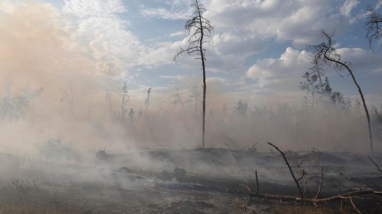 Uma fumaça sobe no local de um bombardeio de bomba planadora em Kharkiv, Ucrânia, 17 de setembro de 2024, em meio à invasão russa em andamento. Pelo menos seis pessoas, incluindo quatro socorristas, ficaram feridas no ataque em um cinturão florestal perto de um local de compras em Kharkiv, de acordo com o chefe da Administração Militar de Kharkiv, Oleg Synegubov. EPA/SERGEY KOZLOV