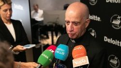 Dom Fisichella na conferência da Deloitte