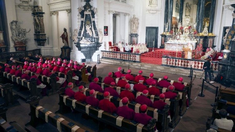 Deutsche Bischöfe im Fuldaer Dom, im Kontext einer Vollversammlung (Archivbild)