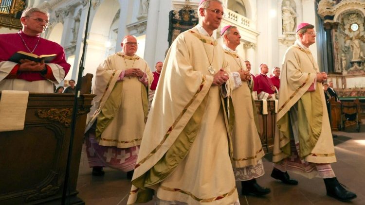 Deutsche Bischöfe beim Gottesdienst zu Beginn ihrer Fuldaer Vollversammlung