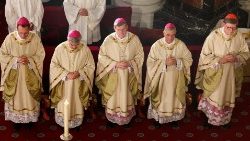Bischöfe am Dienstag in Fulda (u.a. Nuntius Eterovic, 2.v.r., und Kardinal Woelki, ganz rechts)