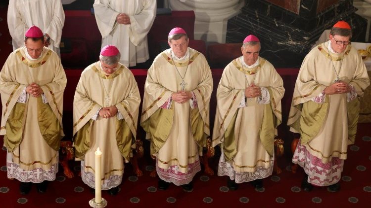 Bischöfe am Dienstag in Fulda (u.a. Nuntius Eterovic, 2.v.r., und Kardinal Woelki, ganz rechts)