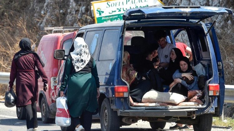 Familias libanesas huyen de las incursiones israelíes