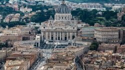 La plaza y la Basílica de San Pedro en el Vaticano