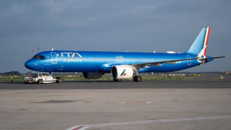 संत पापा का विभान उड़ान भरने को तैयार है