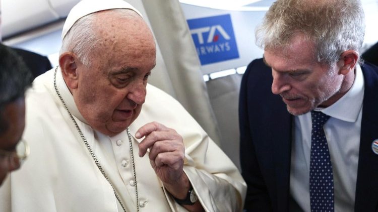 संत पापा फ्राँसिस लक्ज़मबर्ग और बेल्जियम की यात्रा पर पत्रकारों से बातें करते हुए