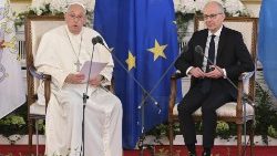 ++ Il Papa, per la pace servono onorevoli compromessi ++