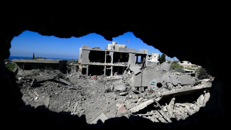 Pessoas inspecionam prédios danificados após ataques israelenses em 25 de setembro, em Saksakiyeh, sul do Líbano, 26 de setembro de 2024. De acordo com o Ministério da Saúde do Líbano, pelo menos 558 pessoas foram mortas e mais de 1.835 ficaram feridas nos ataques militares israelenses.