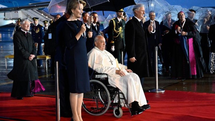 बेल्जियम में सम्राट फिलिप एवं महारानी मथिलदे द्वारा सन्तत पापा फ्राँसिस का स्वागत 