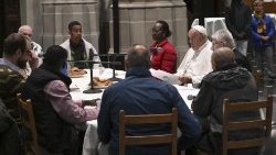 Papst Franziskus bei einem Papstbesuch in Brüssel 2024, hier mit Obdachlosen