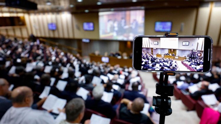 Los geht´s: Zum Auftakt der Synode wurde meditiert und gebetet