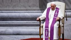 Il Papa in San Pietro per veglia penitenziale pre-Sinodo