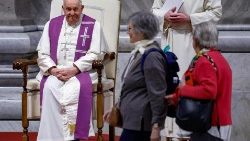 Il Papa in San Pietro per veglia penitenziale pre-Sinodo