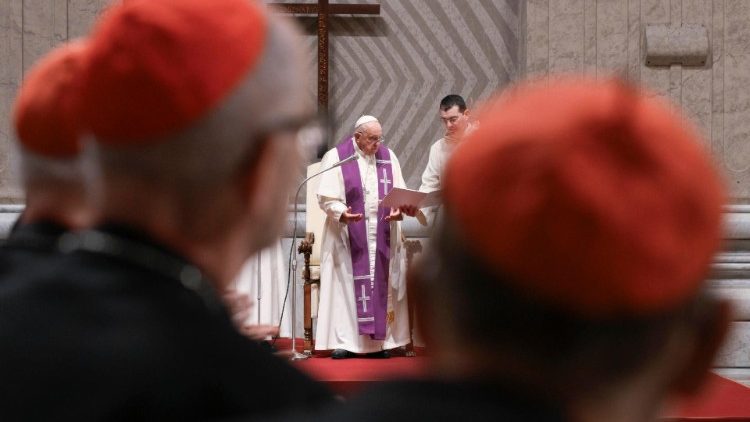I cardinali in preghiera con il Papa