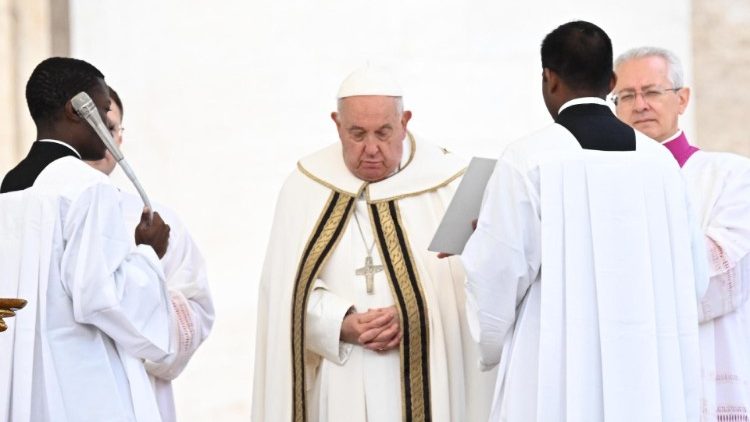 Papst Franziskus bei der Eröffnungsmesse der Synode auf dem Petersplatz, 2.10.2024