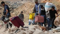 Des civils cherchant à traverser la frontière entre le Liban et la Syrie, le 7 octobre dernier.