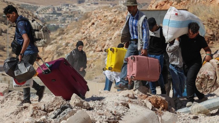 Des civils cherchant à traverser la frontière entre le Liban et la Syrie, le 7 octobre dernier.