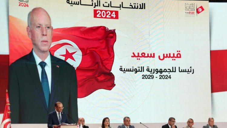 L'annuncio della vittoria di Kais Saied, riconfermato alla guida della Tunisia
