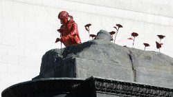 Anti-Kriegskunstwerk, in Kyiv installiert: Skulptur eines Mädchens, das auf einem ehemaligen Sowjet-Denkmal Blumen pflanzt. Künstler: James Colomina.