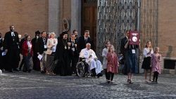 ഫ്രാൻസീസ് പാപ്പായും സിഡംഗങ്ങളും ക്രൈസ്തവൈക്യ പ്രാർത്ഥനയ്ക്കെത്തുന്നു, വത്തിക്കാനിൽ, റോമൻ നിണസാക്ഷികളുടെ ചത്വരത്തിൽ, 11/10/24