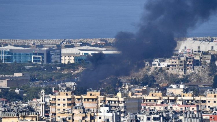 Colonna di fumo che si alza sui sobborghi di Beirut