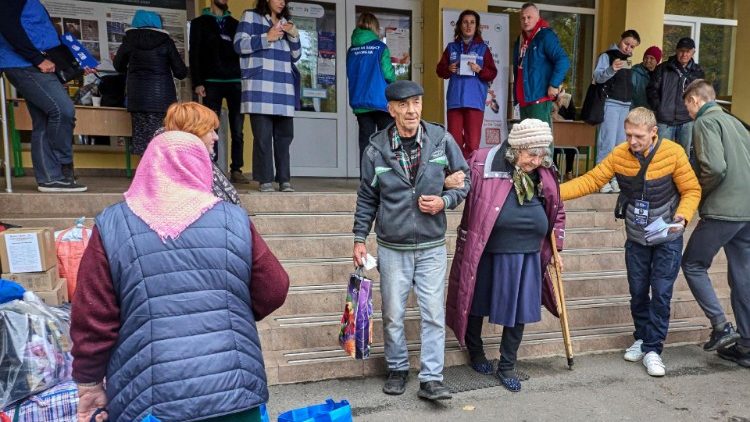 Pessoas que foram evacuadas de Kupyansk e outras áreas próximas à linha de frente na região de Kharkiv chegam a um centro de evacuação na cidade de Kharkiv, Ucrânia, em 17 de outubro de 2024. EPA/SERGEY KOZLOV