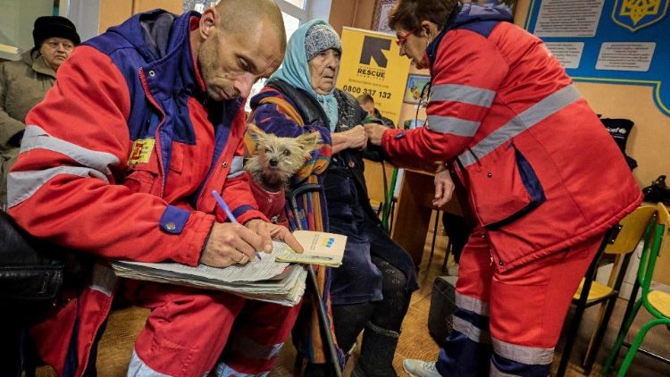 Pessoas que foram evacuadas de Kupyansk e outras áreas próximas à linha de frente na região de Kharkiv chegam a um centro de evacuação na cidade de Kharkiv, Ucrânia, em 17 de outubro de 2024. EPA/SERGEY KOZLOV