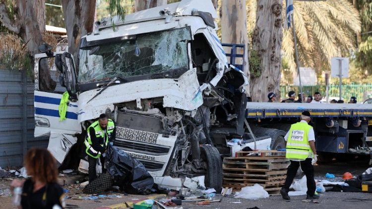 Incidente a Tel Aviv tra un camion e un autobus. Israele parla di attentato