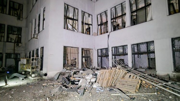 Vista dos danos após um ataque russo no edifício Derzhprom no centro de Kharkiv, Ucrânia, 28 de outubro de 2024, em meio à invasão russa. De acordo com o governador Oleh Syniehubov, pelo menos seis pessoas ficaram feridas após o ataque. Construído em 1928 no estilo construtivista, o edifício Derzhprom no centro de Kharkiv é um dos símbolos da cidade. Quando foi concluído, era o primeiro arranha-céu moderno da União Soviética. EPA/STR