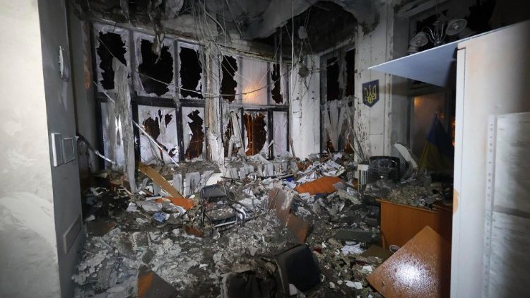 Vista dos danos após um ataque russo no edifício Derzhprom no centro de Kharkiv, Ucrânia, 28 de outubro de 2024, em meio à invasão russa. De acordo com o governador Oleh Syniehubov, pelo menos seis pessoas ficaram feridas após o ataque. Construído em 1928 no estilo construtivista, o edifício Derzhprom no centro de Kharkiv é um dos símbolos da cidade. Quando foi concluído, era o primeiro arranha-céu moderno da União Soviética. EPA/STR