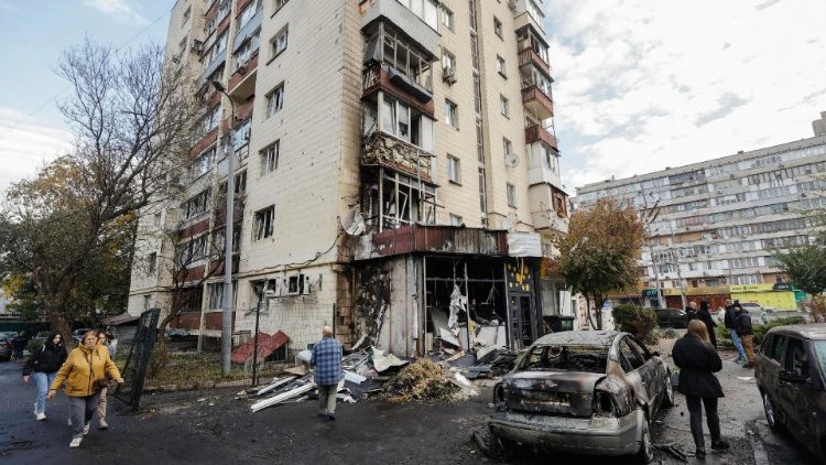Pessoas avaliam os danos após um ataque noturno de drones em um prédio residencial em Kiev, Ucrânia, em 29 de outubro de 2024, em meio à invasão russa em andamento. EPA/SERGEY DOLZHENKO